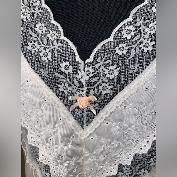 1980’s Joan Collins Vintage Lace Trimmed Nightgown - Picture 8 of 11